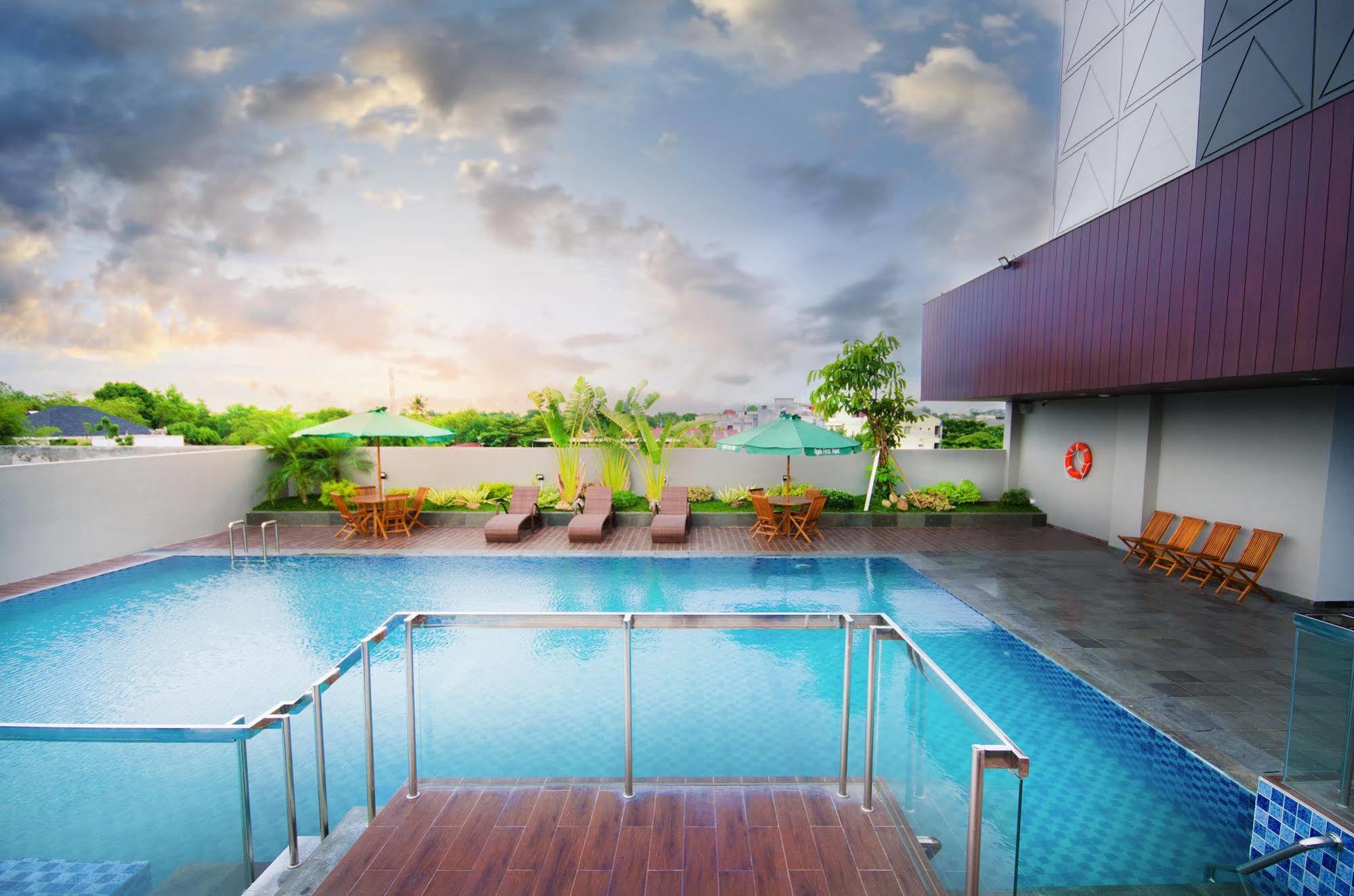 Ayola First Point Hotel Pekanbaru Zewnętrze zdjęcie