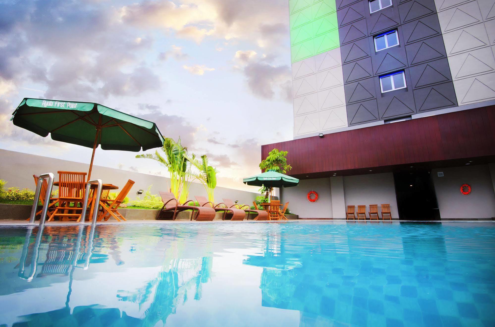 Ayola First Point Hotel Pekanbaru Zewnętrze zdjęcie