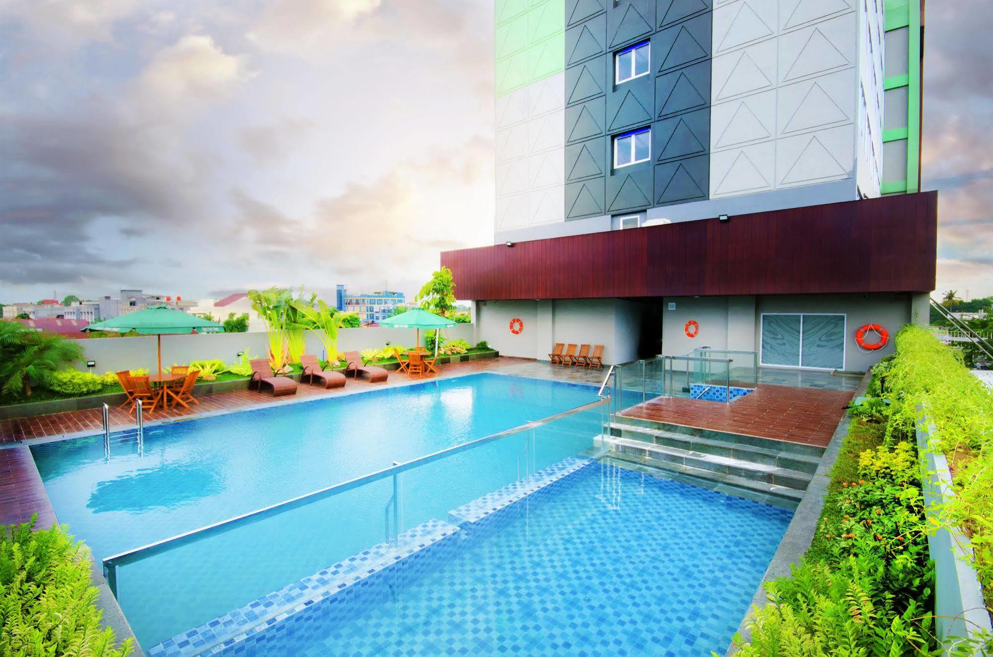 Ayola First Point Hotel Pekanbaru Zewnętrze zdjęcie